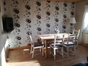 ein Esszimmer mit einem Tisch und Stühlen in der Unterkunft Bella Casa in Laufenburg