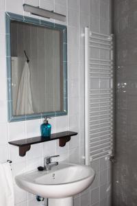 Casas de Don Pedro的住宿－Casa Rural El Nidal，一间带水槽、镜子和淋浴的浴室