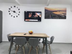 TV a/nebo společenská místnost v ubytování Dilemma