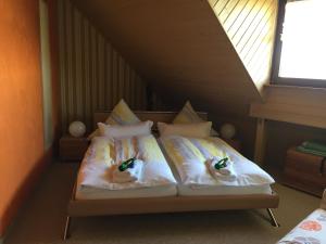 Кровать или кровати в номере Ferienwohnung Tina
