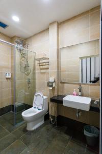 een badkamer met een toilet, een wastafel en een douche bij Jia Residence in Melaka