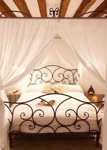 1 dormitorio con 1 cama blanca con dosel en Bianca Cappello House en Venecia