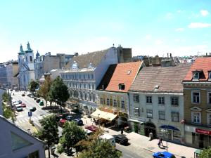einen Luftblick auf eine Stadtstraße mit Gebäuden in der Unterkunft KIBI Rooms self check-in in Wien