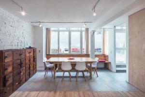 a dining room with a table and chairs at FeWo Parkblick HH Schanze in Hamburg