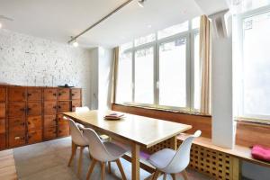 ein Esszimmer mit einem Holztisch und weißen Stühlen in der Unterkunft FeWo Parkblick HH Schanze in Hamburg