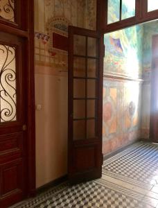 uma porta aberta num quarto com piso em azulejo em villa juturne em Beausoleil