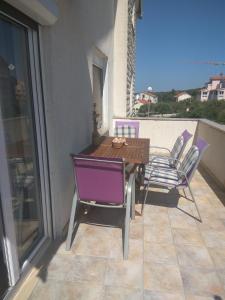 patio con mesa y sillas en el balcón en Apartments Mima, en Zadar