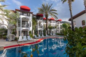 Бассейн в Mitos Apartments или поблизости