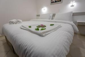Кровать или кровати в номере Mitos Apartments +29 фотографий
