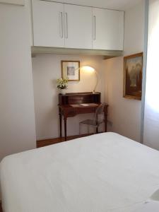 A bed or beds in a room at Riva Celeste