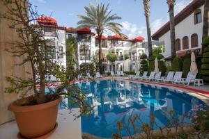 Бассейн в Mitos Apartments или поблизости