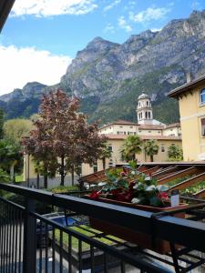 - une vue depuis le balcon d'un immeuble avec une montagne dans l'établissement Riva Celeste, à Riva del Garda