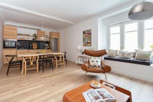 a living room with a kitchen and a dining room at Casa Cosi - Eixample 2 in Barcelona