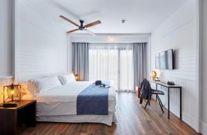 a bedroom with a bed and a ceiling fan at Gran Hotel Flamingo-Adults Only older 18 years old in Lloret de Mar