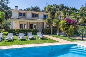 ein Haus mit einem Pool vor einem Haus in der Unterkunft Villa Isabel in Fernão Ferro