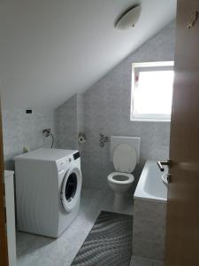 Ένα μπάνιο στο Guesthouse Tomas +90 φωτογραφίες