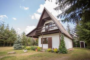 una casa con tetto di gambero di Domek na Mazurach Pasym a Pasym