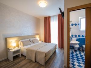 Postel nebo postele na pokoji v ubytování Hotel Touring + 37 fotografií