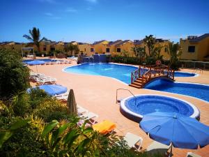 The swimming pool at or close to Bahía Meloneras