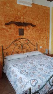ein Schlafzimmer mit einem Bett mit einer Decke darauf in der Unterkunft La fornace centro ippico in Como