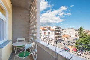 balcone con tavolo, sedie e vista sulla città di Apartment Cankar a Pola (Pula)