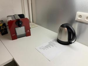 a coffee pot sitting on top of a counter at Grand studio tout confort sur cour in Champagnole