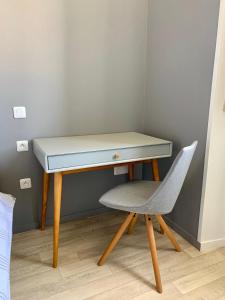 a desk with a chair in front of a wall at Le Rayon de Soleil in Châtelaillon-Plage