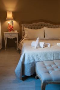- une chambre avec un grand lit doté d'un couvre-lit bleu et d'un canapé dans l'établissement Relais Bijoux Napoli, à Naples