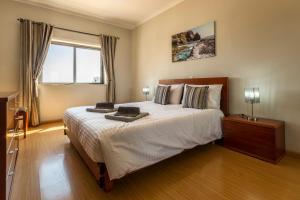 une chambre avec un grand lit et une fenêtre dans l'établissement The Hoffy Beach Apartment, à Lagos 64 autres photos