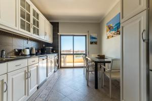 une cuisine avec une table et une salle à manger dans l'établissement The Hoffy Beach Apartment, à Lagos