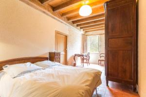 1 dormitorio con 1 cama, mesa y sillas en La Thibaude - Livry, en Livry