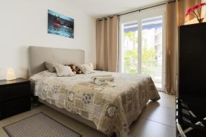 sypialnia z łóżkiem z pluszowym misiem w obiekcie Le Petit Magellan w Cannes