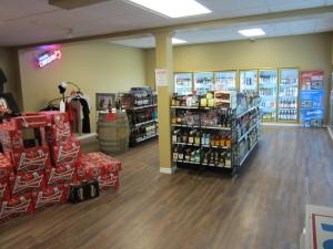 un pasillo de una tienda con muchos productos expuestos en Reynolds Hotel, en Lillooet