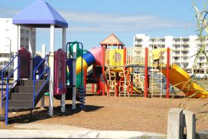 um parque infantil com um monte de escorregas coloridos diferentes em Bristol Plaza Motel em Wildwood Crest