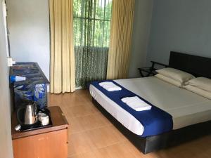 a bedroom with a bed and a window at RTMS Guesthouse Semporna in Semporna +37 photos