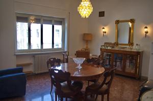 una sala da pranzo con tavolo e specchio di Olivarooms a Palermo