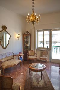 un soggiorno arredato con lampadario pendente di Olivarooms a Palermo