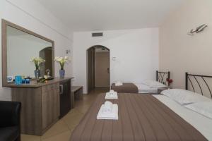 Postel nebo postele na pokoji v ubytování Anesis Hotel
