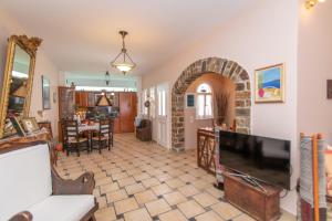 TV a/nebo společenská místnost v ubytování Central Tinos Island Maisonette