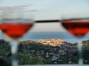 una copa de vino con vistas a la ciudad en Relais San Damian, en Imperia