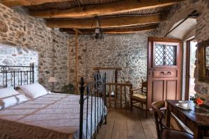 Postel nebo postele na pokoji v ubytování Arismari Houses - Arismari