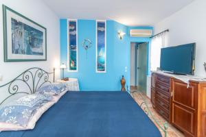 Postel nebo postele na pokoji v ubytování Central Tinos Island Maisonette