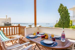 提諾斯的住宿－Central Tinos Island Maisonette，阳台上的一张带食物盘的木桌