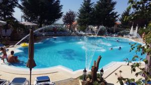 ein großer Swimmingpool mit Menschen darin in der Unterkunft Grand Hotel degli Angeli in San Giovanni Rotondo