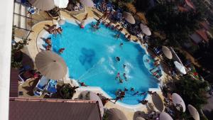 einen Ausblick über einen großen Pool mit Menschen darin in der Unterkunft Grand Hotel degli Angeli in San Giovanni Rotondo