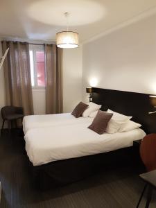 Hôtel Au Bon Coin客房内的一张或多张床位