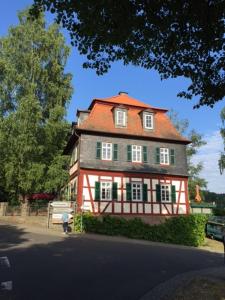Casa grande con techo rojo y verde en Villa Geriwada, en Gedern
