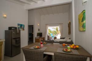 cocina y sala de estar con una mesa con fruta. en Appartement Barracuda, en Kralendijk