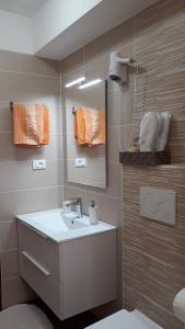 W łazience znajduje się umywalka i lustro. w obiekcie Agriturismo Persichitti w mieście Torricella Peligna