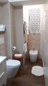 Łazienka z białą toaletą i umywalką w obiekcie Agriturismo Persichitti w mieście Torricella Peligna